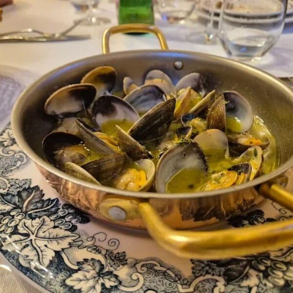 almejas al ajillo en sevilla