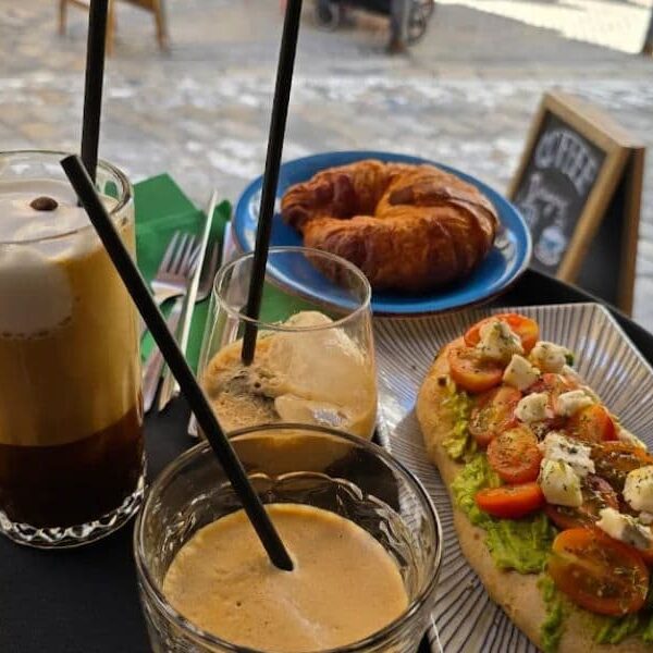 desayuno con tostada y café de especialidad