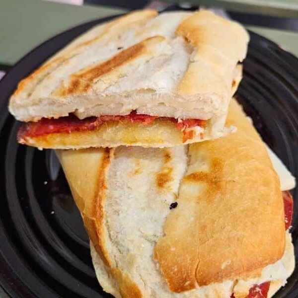 bocadillo de chorizo y queso partido en dos