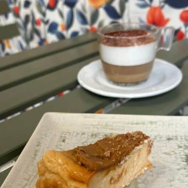 mesa con taza de cafe especialidad y tarta