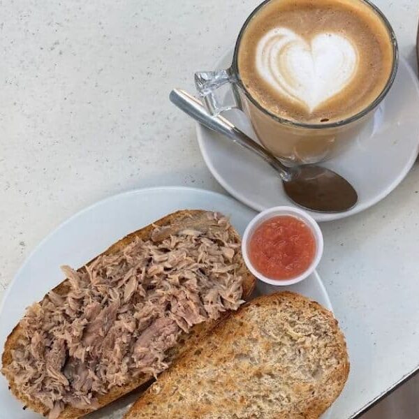 cafe con espuma y tostada de atun con tomate en la cartuja