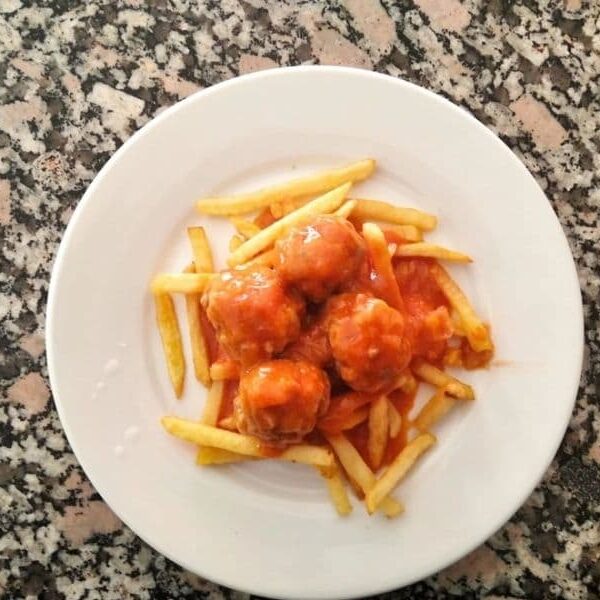 comer albondigas con tomate en sevilla