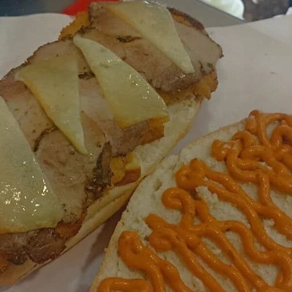 comer bocadillo de lomo en sevilla