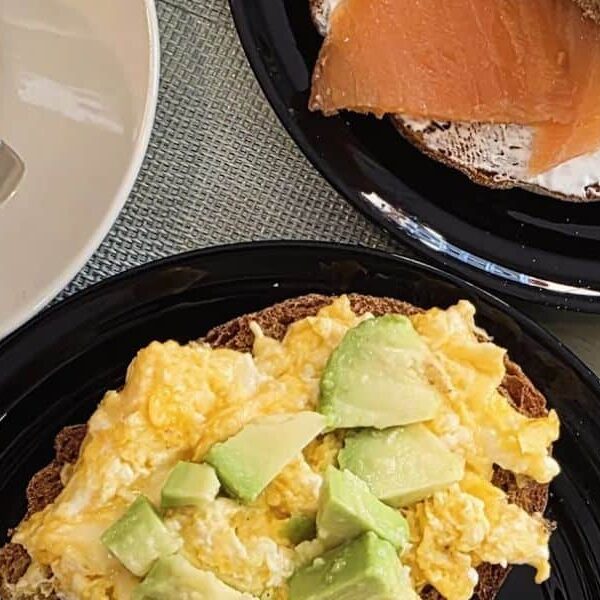 tostada de tortilla y aguacate y tostada de queso y salmón ahumado