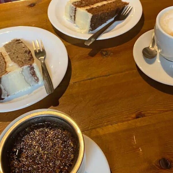mesas con dos tazas de cafe y dos platos con tarta de chocolate