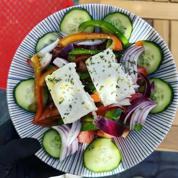ensalada griega de pepino, queso y cebolla morada