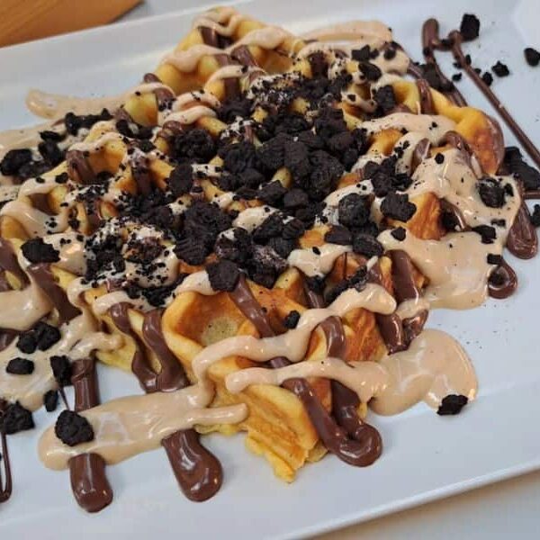 gofre artesanal con chocolate y kinder