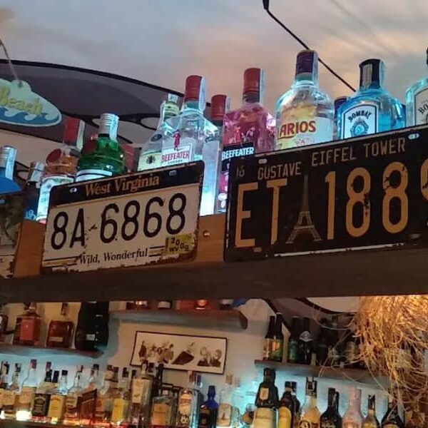 barra interior alta de cafe tarifa con botellas