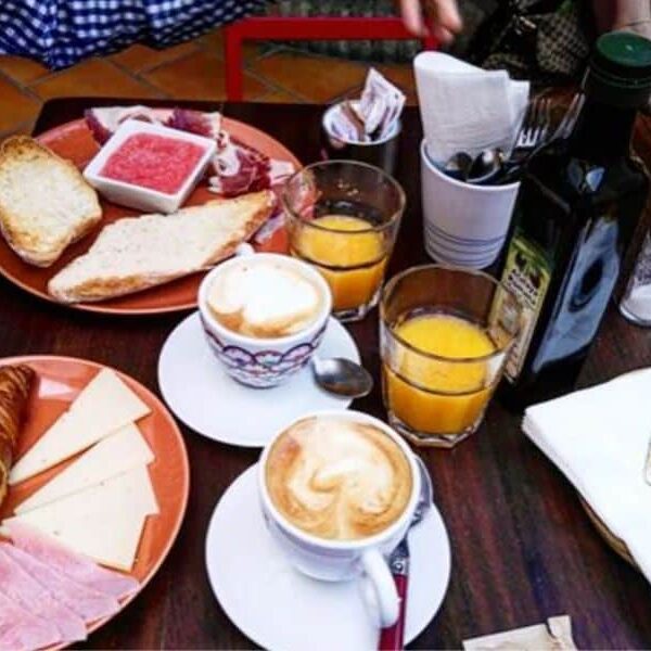 mesa con desayuno viajero sedentario