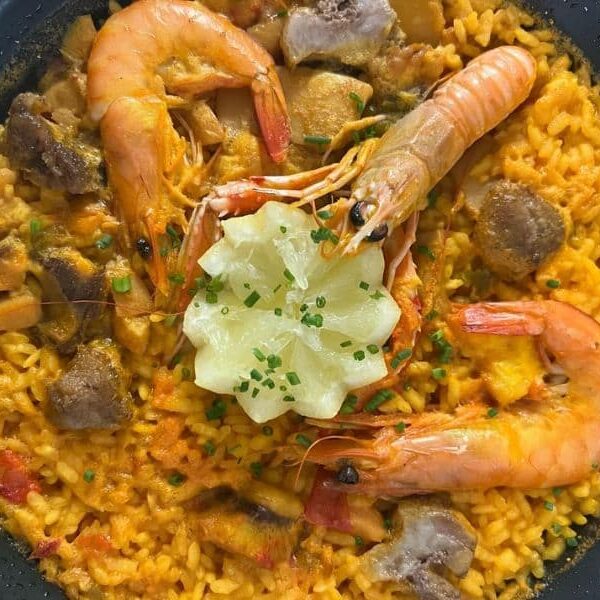 plato de paella con tres gambones