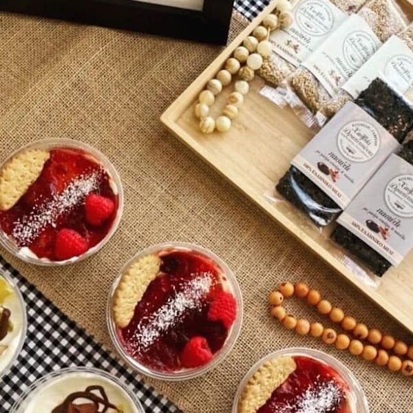 mesa con tartas y pasteles de Syko juice & coffe bar