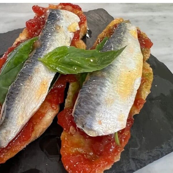 plato de sardinas con tomate en pan