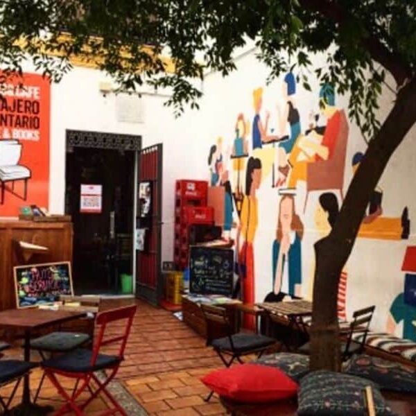 terraza exterior con mesas y sillas o sillones comodos con cojines