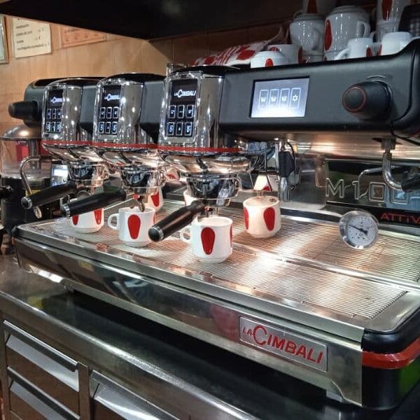 maquina de café echando cafés