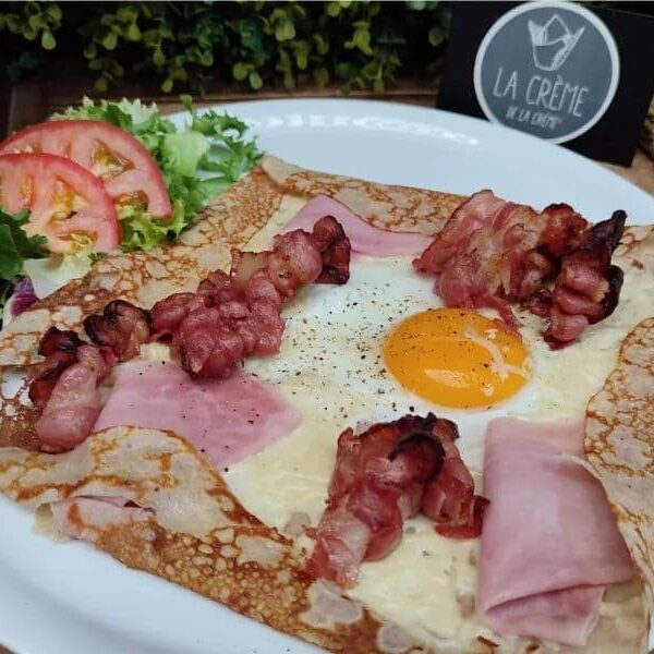Crpe salado con hueo, bacon y jamon de york
