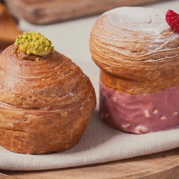 dos pasteles sobre un plato pequeños de hojaldre