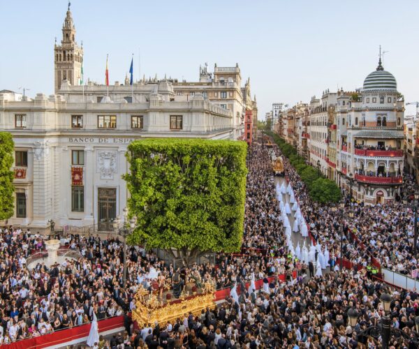 Dónde comer en la Semana Santa de Sevilla: mejores sitios cerca de la Carrera Oficial (Guía 2026)