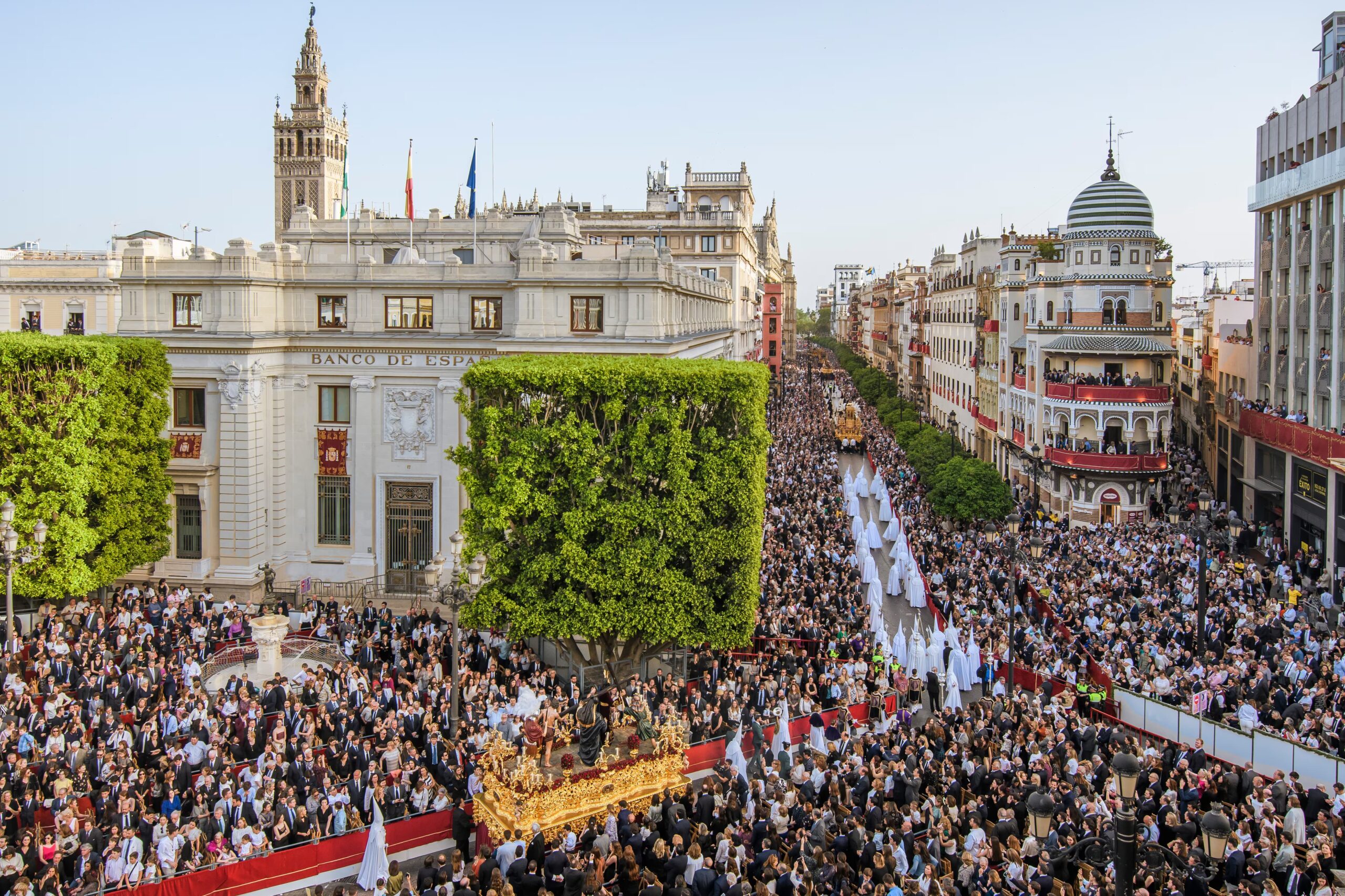 Dónde comer en la Semana Santa de Sevilla: mejores sitios cerca de la Carrera Oficial (Guía 2026)
