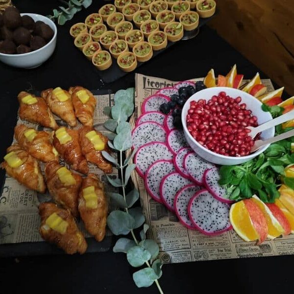 surtidos de croasant y fruta