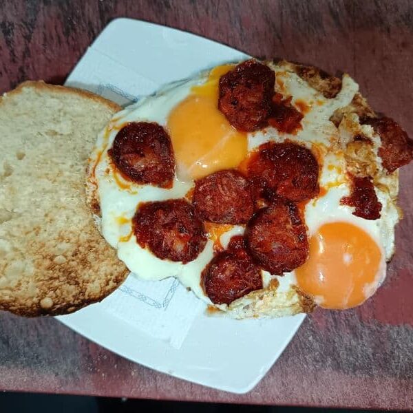 tostada de huevo frito y chorizo