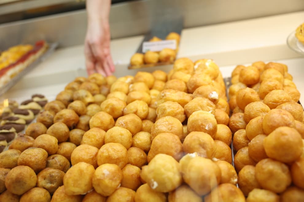 buñuelos de viento en una vitrina de pastelería