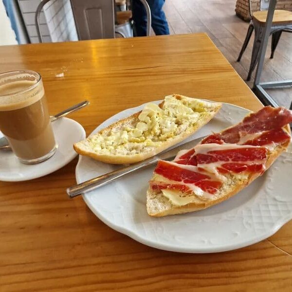 comer tostada de jamon en sevilla