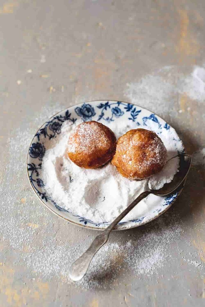 Buñuelos de viento rebozados en azúcar glas
