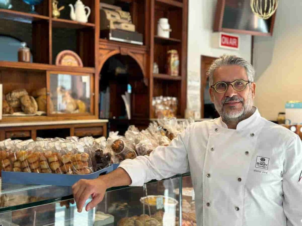 Repostero Manu Jara en su pastelería de Sevilla