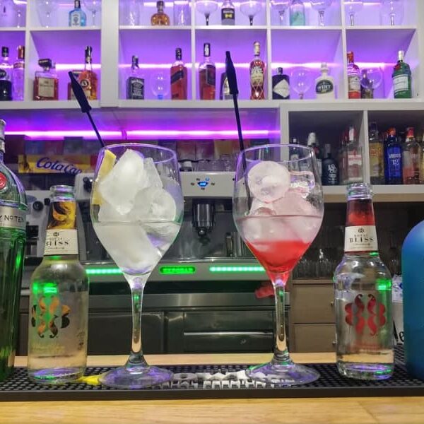 copas en vaso de balón en la barra interior del local