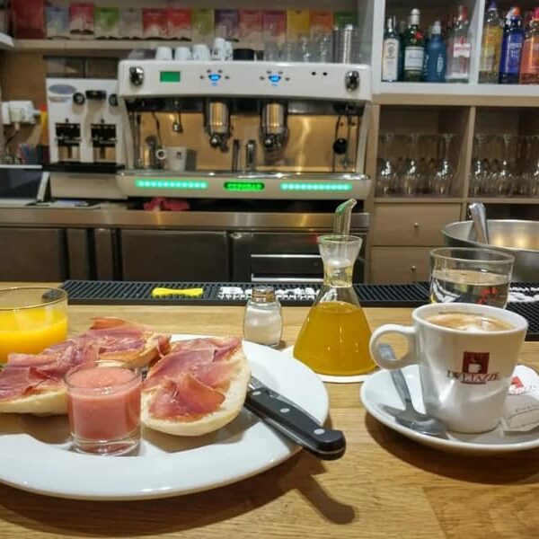 tostadas con tomate, salmorejo y aceite con café
