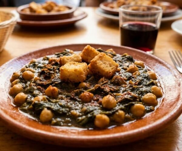 Las mejores espinacas con garbanzos de Sevilla: Ruta por el «oro verde» de la capital (Guía 2026)