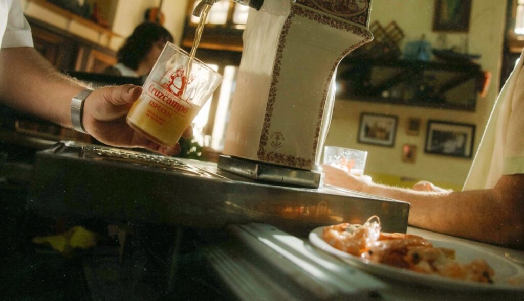 cerveza cruzcampo tirada de un grifo en un bar sevillano