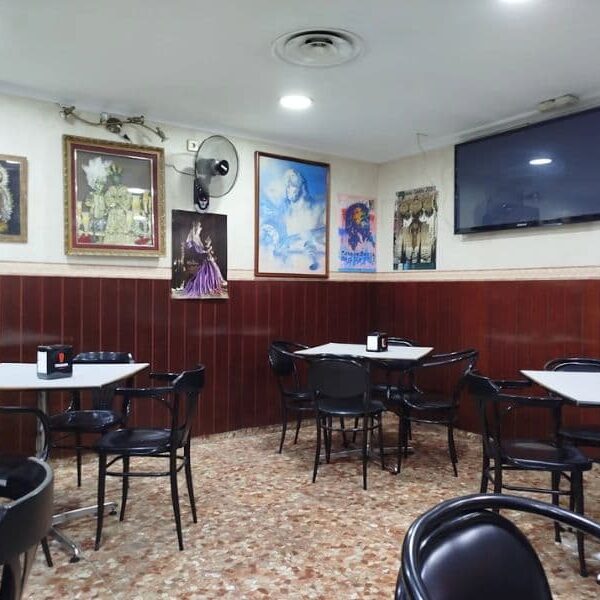 interior local decorado con imágenes y cuadros de la hermandad de Monte-Sion