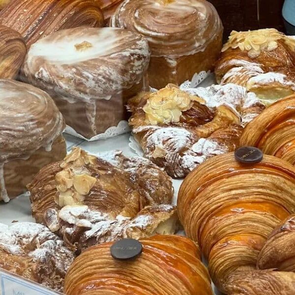 vitrina de variedad de tipos de pasteles