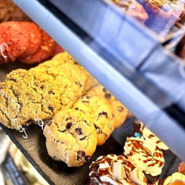 vitrina con galletas variadas