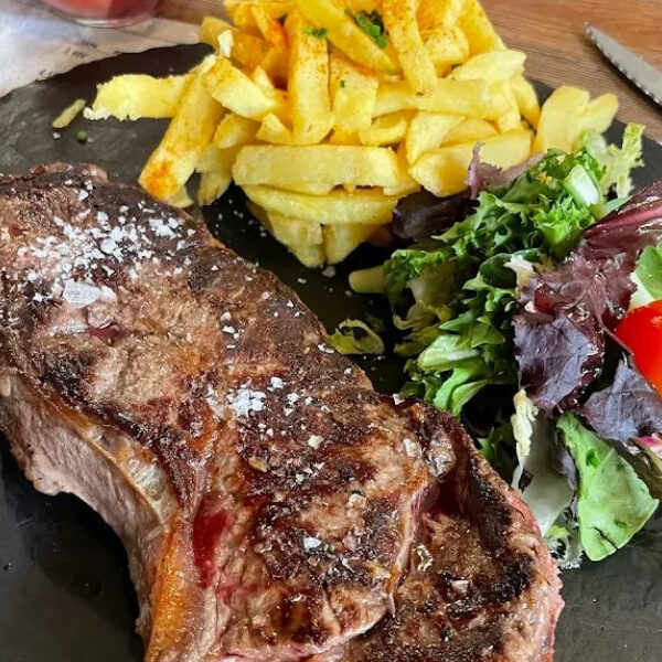 entrecot con patatas y ensalada